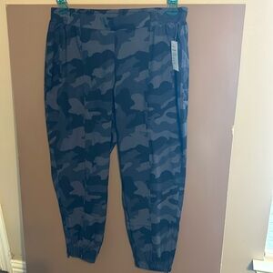 Black camouflage capri